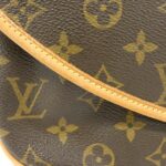Louis Vuitton Monogram Saumur 30cm M42256 Shoulder Bag - Image 4