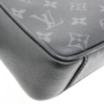 Louis Vuitton Taiga Lama Messenger M30746 Shoulder Bag - Image 4