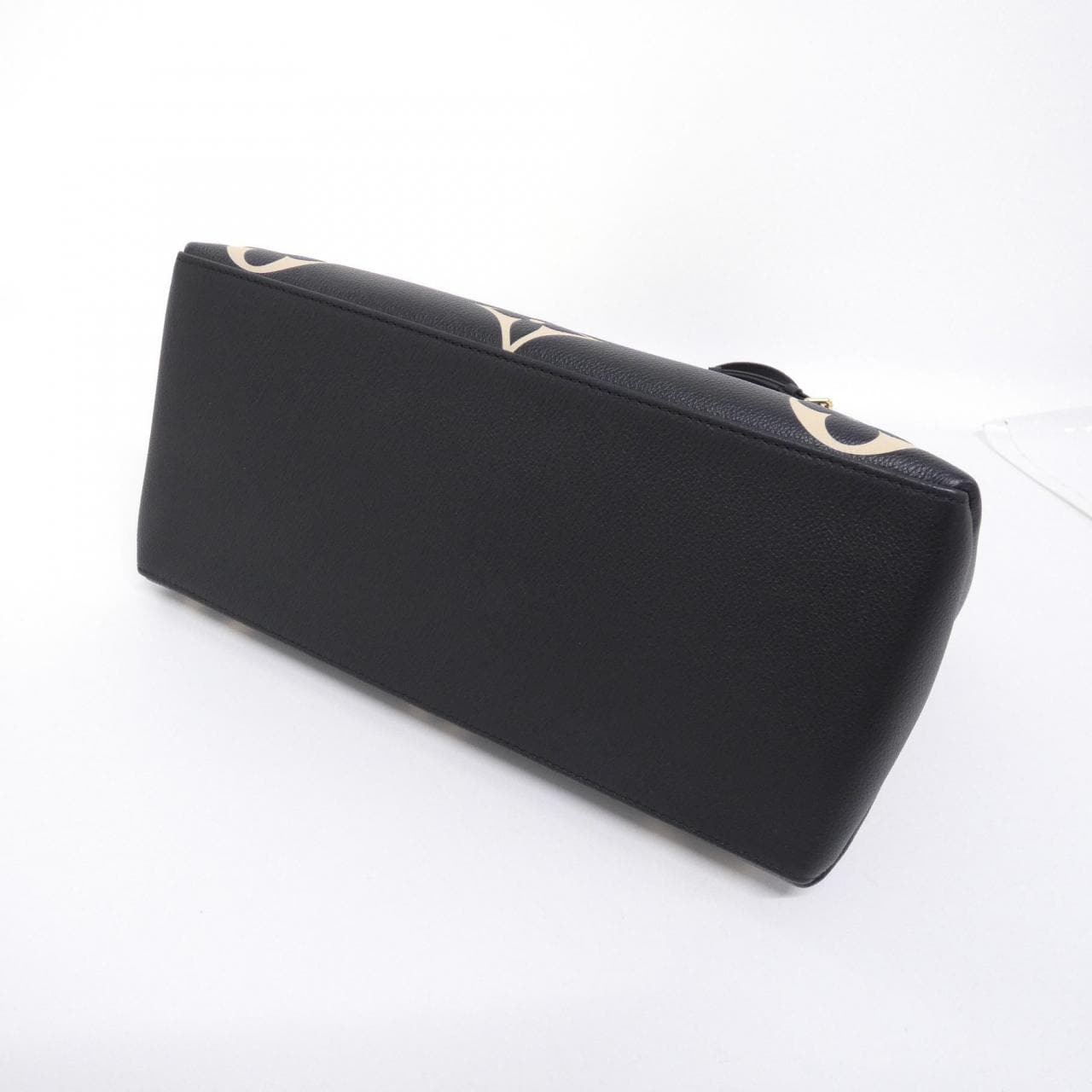 Louis_Vuitton_Bicolor_Monogram_Empreinte_Grand_Palais_MM_M45842_Bag_2