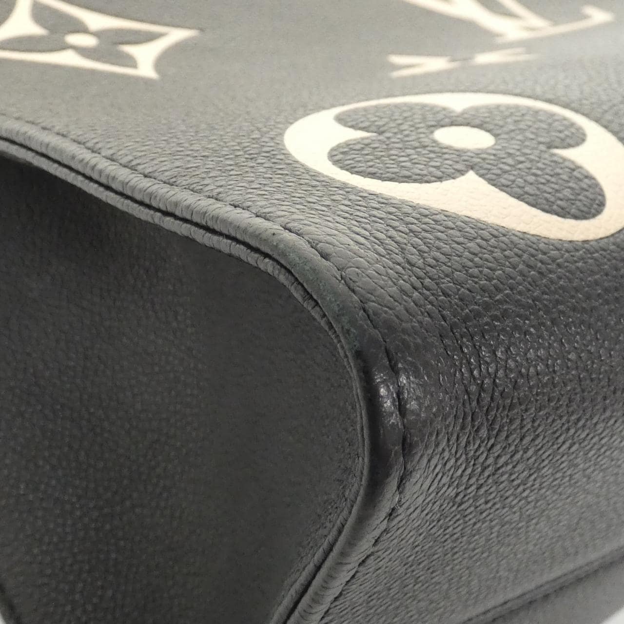 Louis_Vuitton_Bicolor_Monogram_Empreinte_OnTheGo_MM_M45495_Bag_2