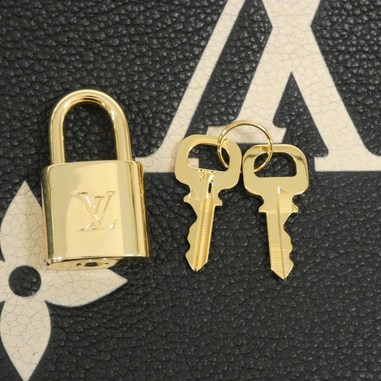 Louis_Vuitton_Bicolor_Monogram_Empreinte_Petit_Palais_PM_M58913_Bag_3