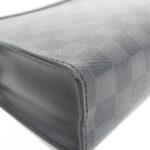 Louis_Vuitton_Damier_Graphite_Pochette_Voyage_MM_N41696_Bag_2