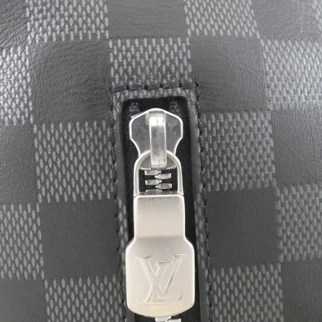 Louis_Vuitton_Damier_Infini_Discovery_Messenger_PPM_N40122_Shoulder_Bag_6