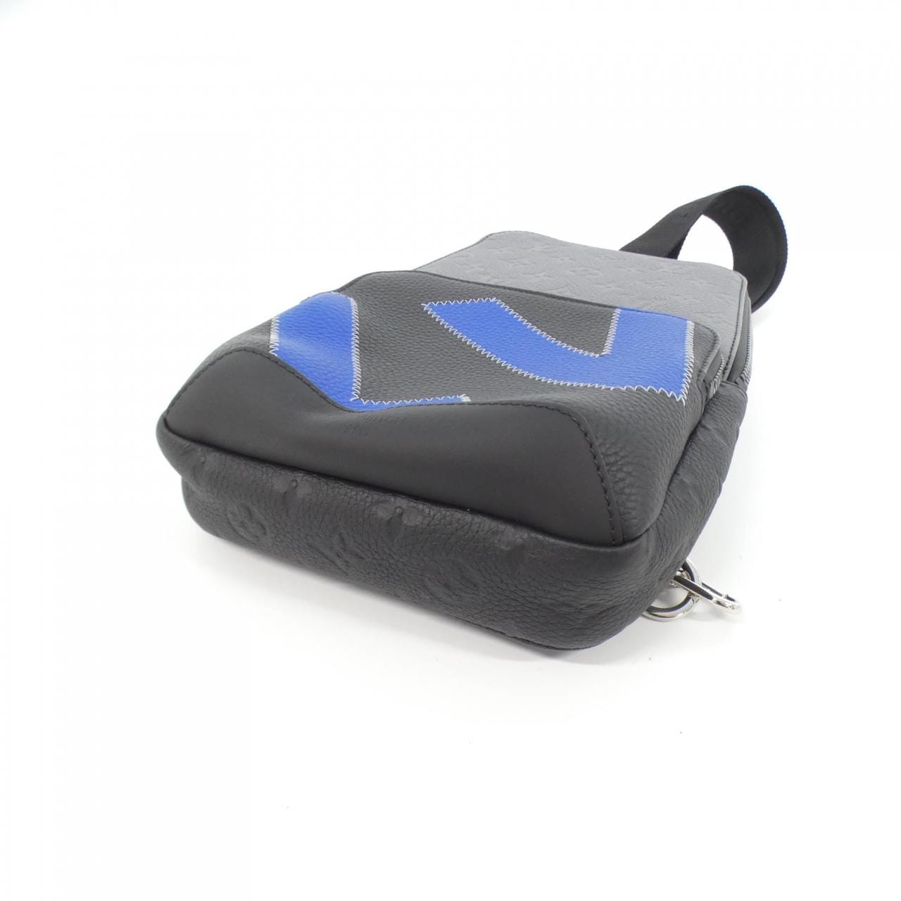 Louis_Vuitton_Daybreak_Taiga_Monogram_Avenue_Sling_Bag_M59926_Shoulder_Bag_3