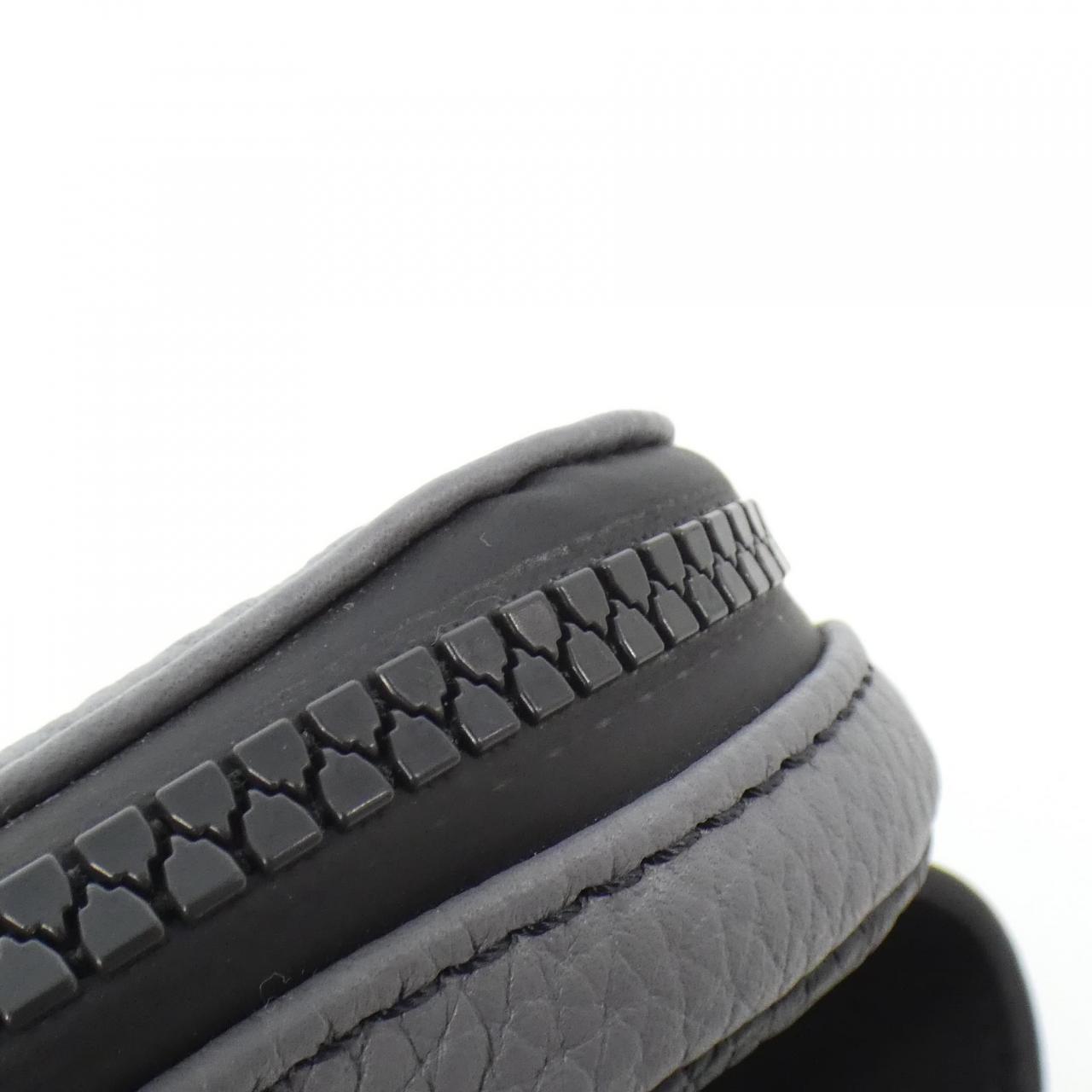 Louis_Vuitton_Daybreak_Taiga_Monogram_Avenue_Sling_Bag_M59926_Shoulder_Bag_5