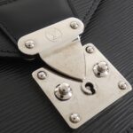 Louis_Vuitton_Epi_Pochette_Serie_Dragonne_M52762_Second_Bag_5