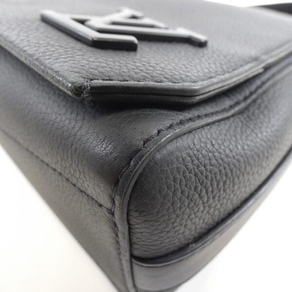 Louis_Vuitton_LV_Aerogram_Takeoff_Messenger_M57080_Shoulder_Bag_3