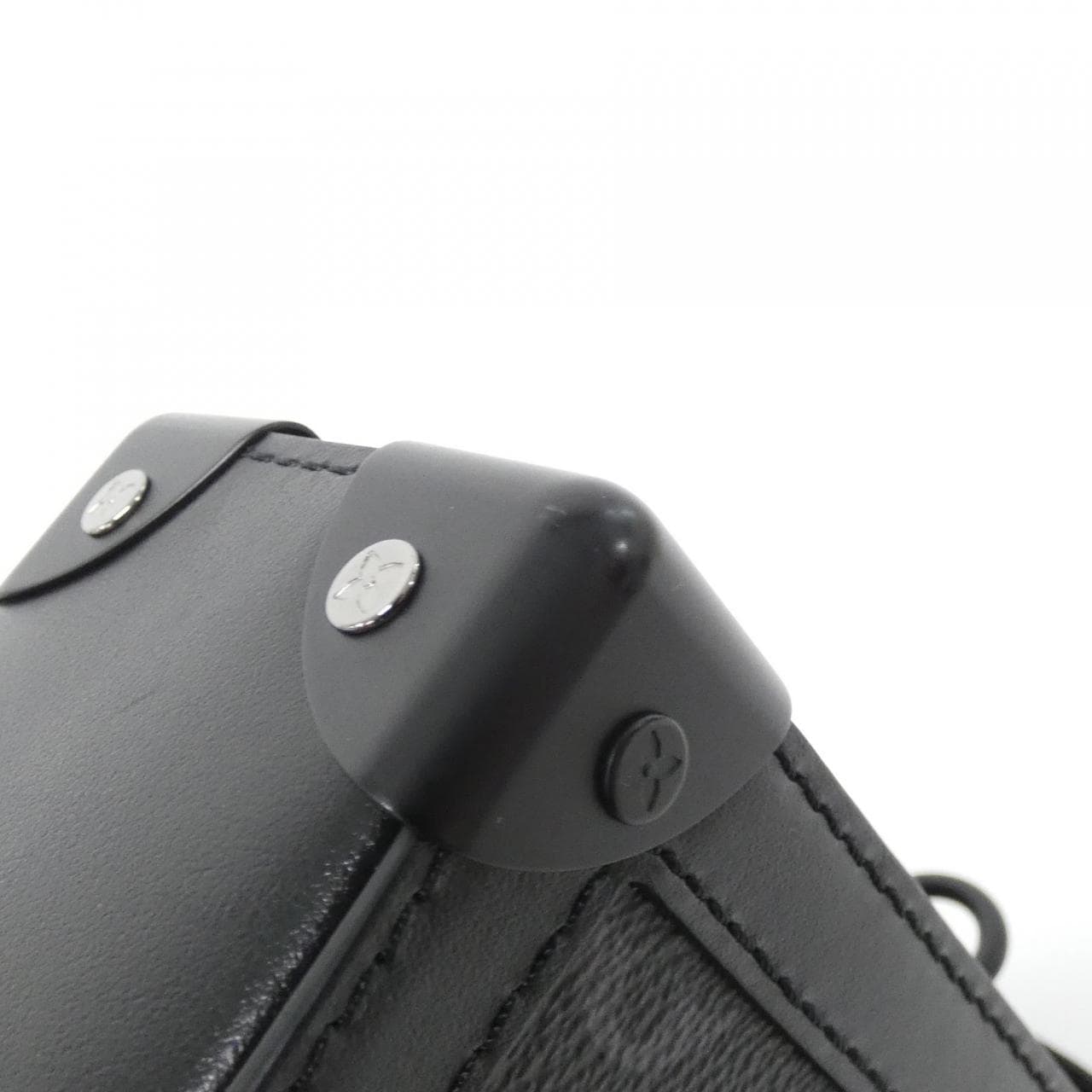 Louis_Vuitton_Monogram_Eclipse_Vertical_Trunk_Wearable_Wallet_Shoulder_Bag_M82077_3