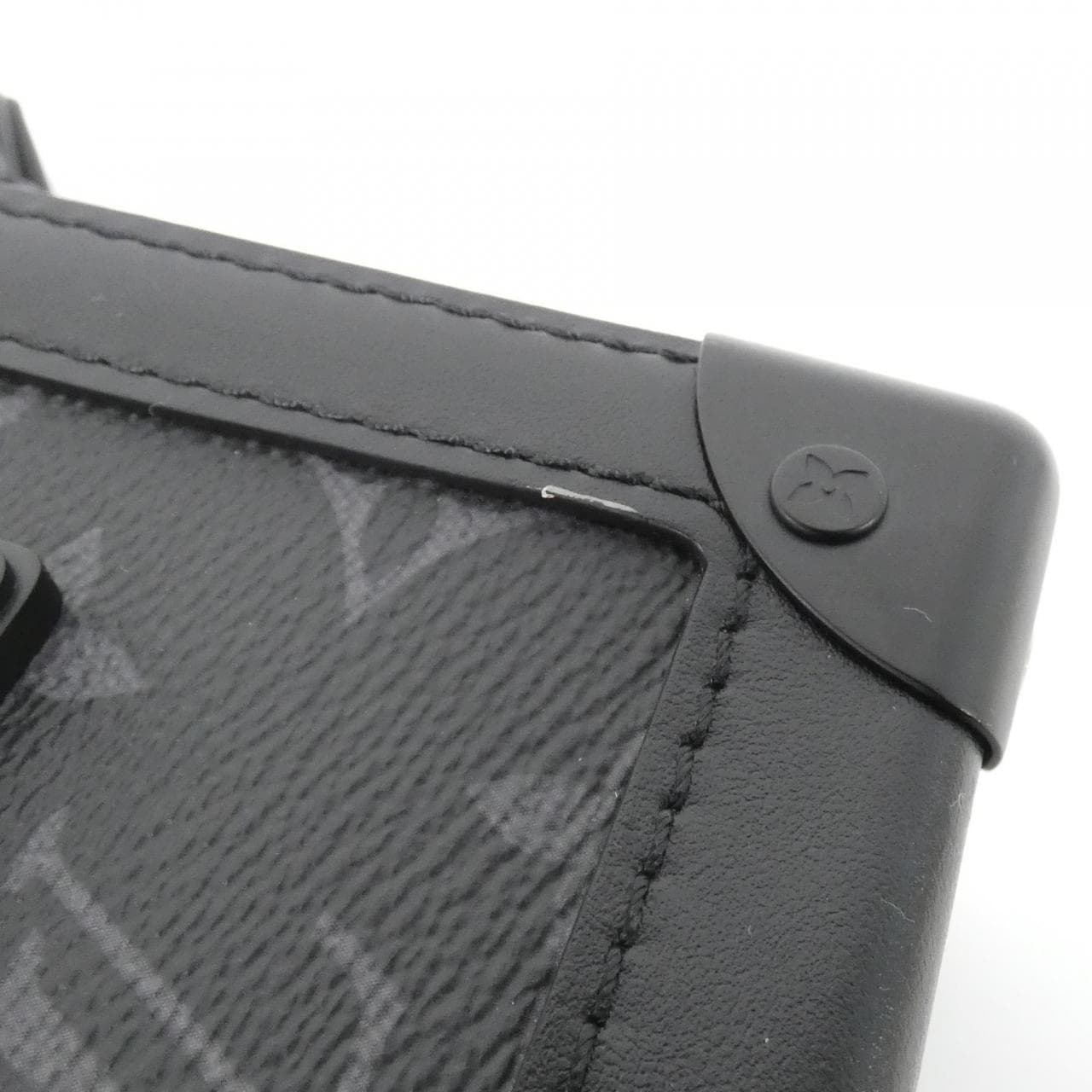 Louis_Vuitton_Monogram_Eclipse_Vertical_Trunk_Wearable_Wallet_Shoulder_Bag_M82077_4