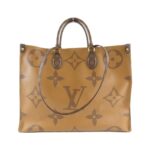 Louis_Vuitton_Monogram_Giant_OnTheGo_GM_M44576_Bag_2