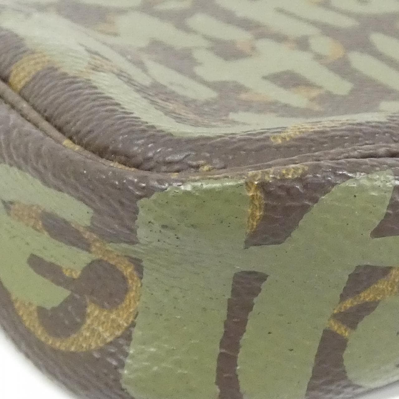 Louis_Vuitton_Monogram_Graffiti_Pochette_Accessoires_M92191_Accessory_Pouch_2