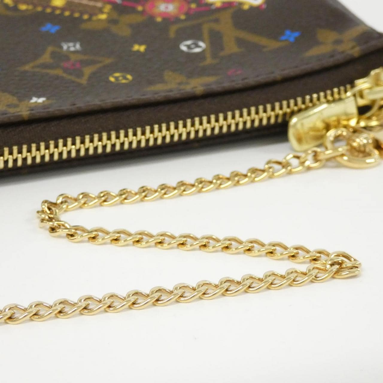 Louis_Vuitton_Monogram_Holiday_Mini_Pochette_Accessoires_M69752_Accessory_Pouch_5