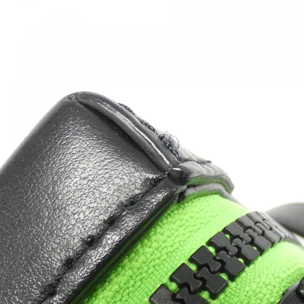 Louis_Vuitton_Monogram_LV_Friends_Soft_Trunk_Phone_Box_M80144_Shoulder_Bag_5