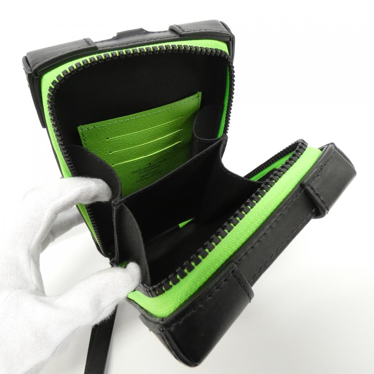 Louis_Vuitton_Monogram_LV_Friends_Soft_Trunk_Phone_Box_M80144_Shoulder_Bag_8