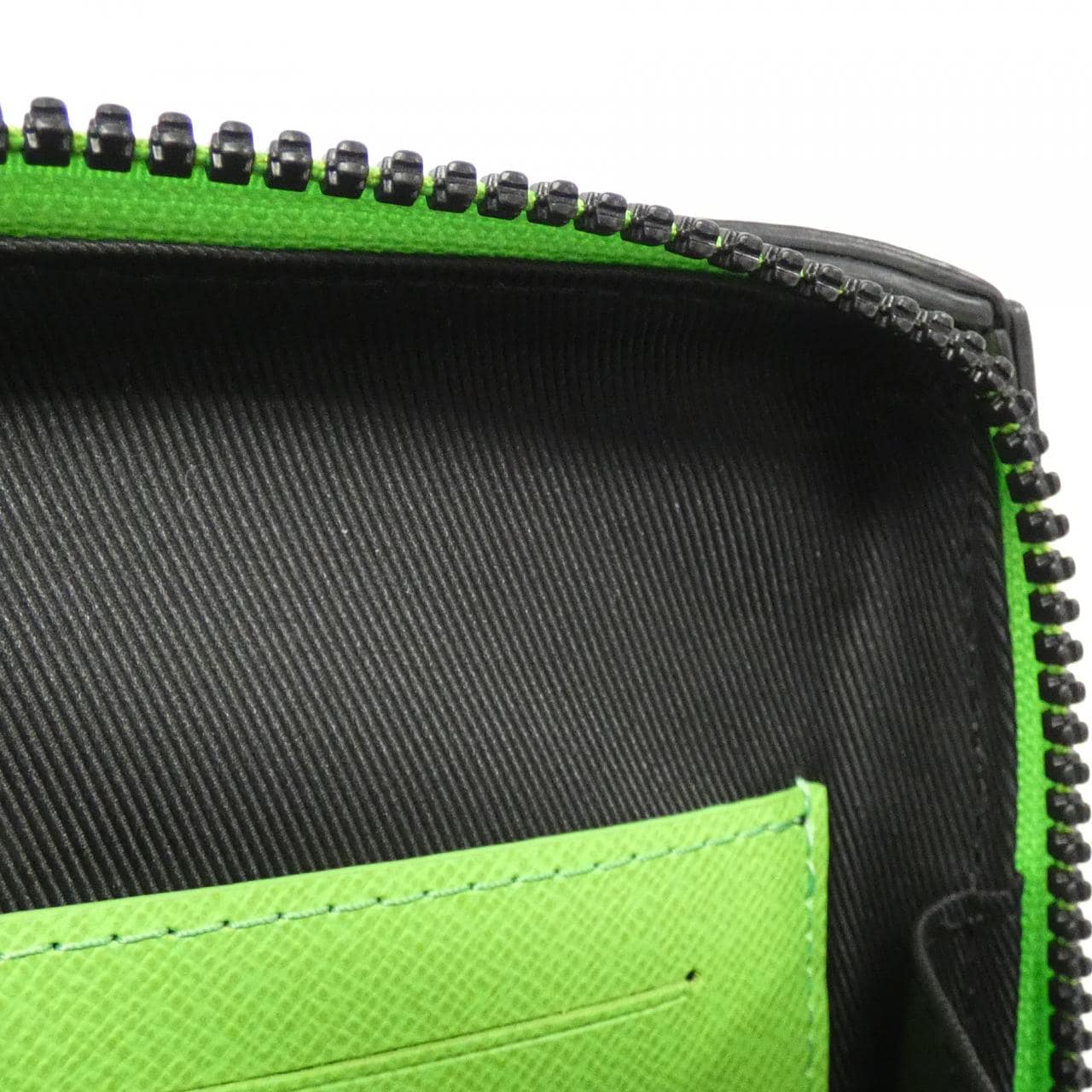 Louis_Vuitton_Monogram_LV_Friends_Soft_Trunk_Phone_Box_M80144_Shoulder_Bag_9