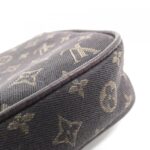 Louis_Vuitton_Monogram_Mini_Lin_Pochette_Cancun_M95313_Bag_3