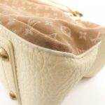 Louis_Vuitton_Monogram_Mini_Lin_Trapèze_GM_M40060_Bag_3