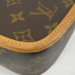 Louis_Vuitton_Monogram_Saumur_Shoulder_Bag_M42250_3