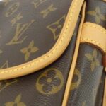 Louis_Vuitton_Monogram_Saumur_Shoulder_Bag_M42250_5