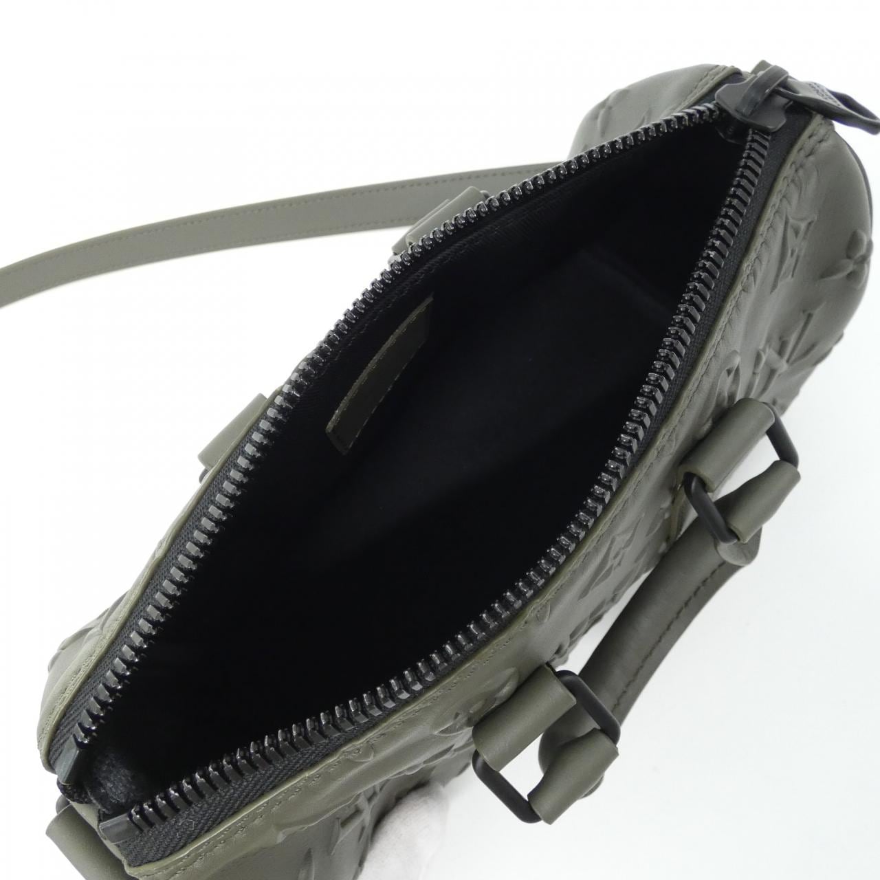 Louis_Vuitton_Monogram_Seal_Key_Pouch_XS_M57961_Boston_Bag_7