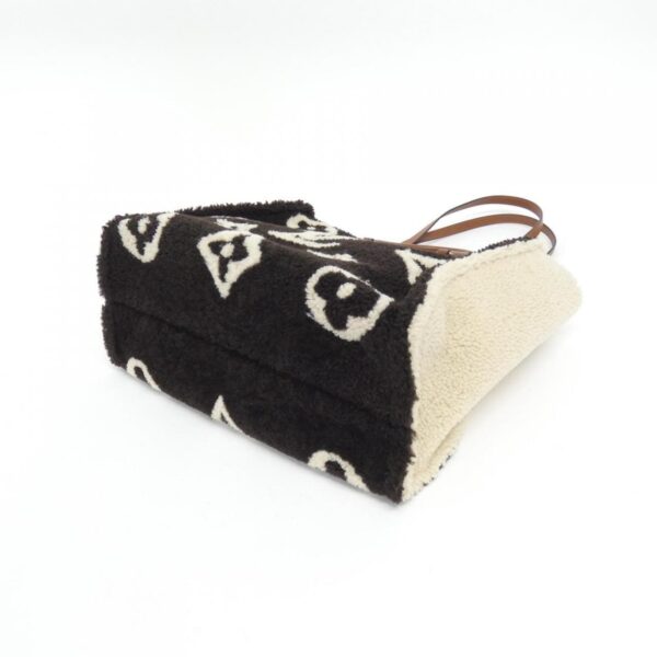 Louis_Vuitton_Monogram_Teddy_OnTheGo_GM_M55420_Bag_2