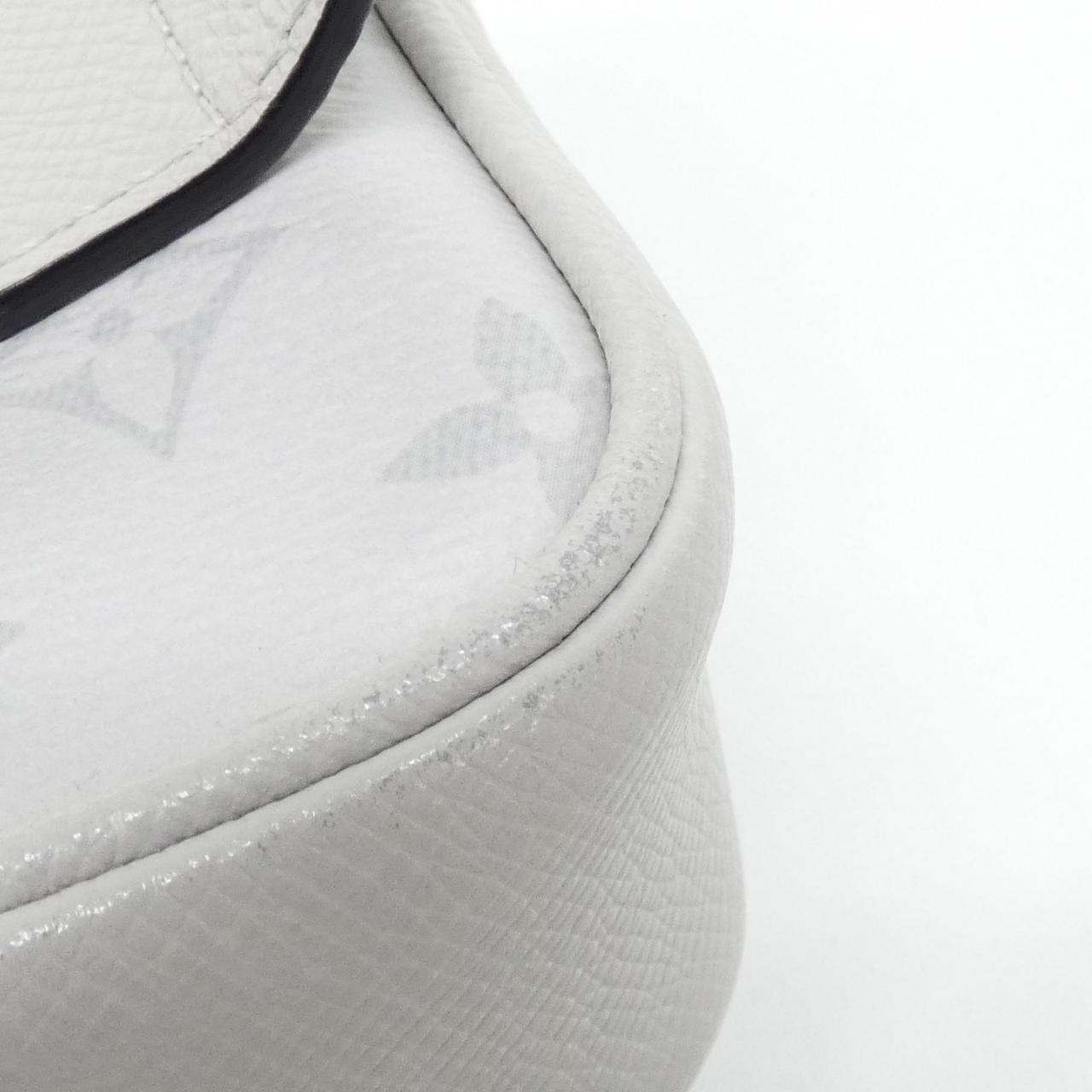 Louis_Vuitton_Taiga_Lama_Bum_Bag_Outdoor_M30247_Shoulder_Bag_3