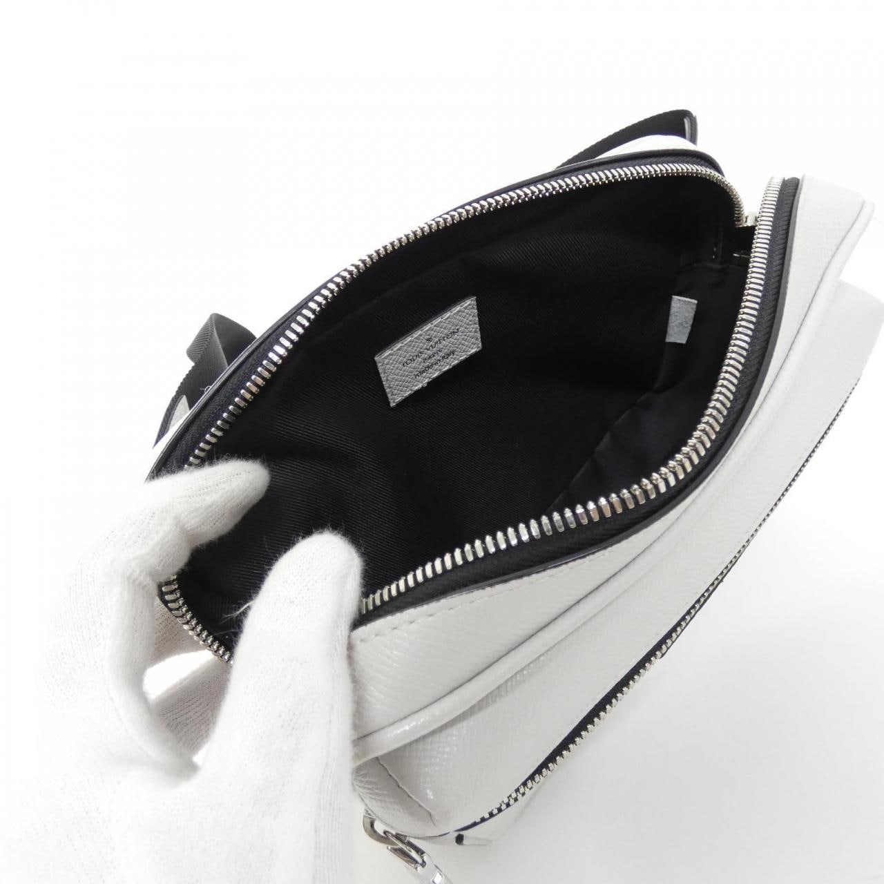 Louis_Vuitton_Taiga_Lama_Bum_Bag_Outdoor_M30247_Shoulder_Bag_7