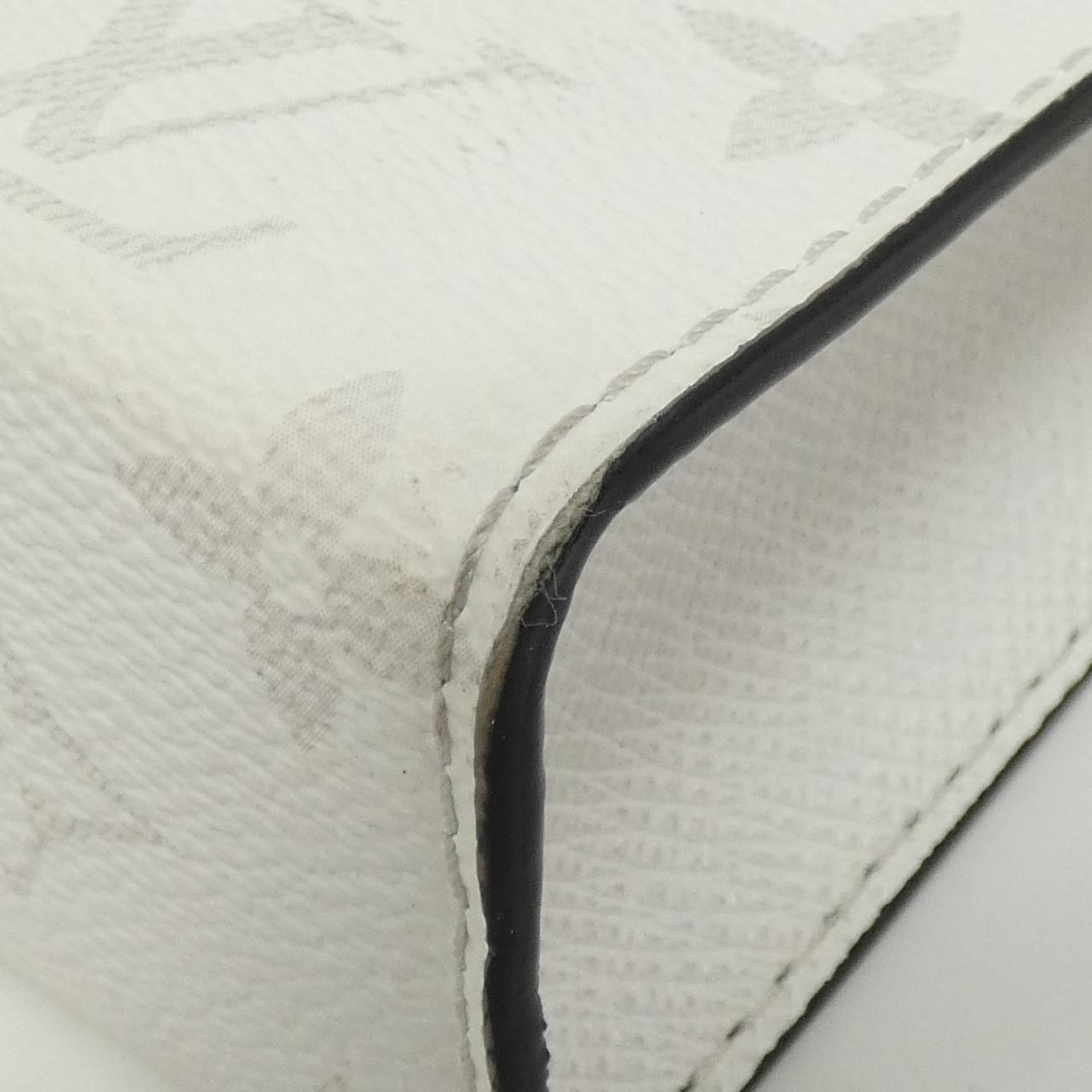 Louis_Vuitton_Taiga_Lama_Gaston_Wearable_Wallet_M30935_Shoulder_Bag_3