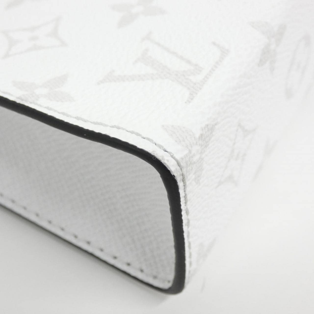 Louis_Vuitton_Taiga_Lama_Gaston_Wearable_Wallet_M30935_Shoulder_Bag_4