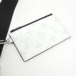 Louis_Vuitton_Taiga_Lama_Gaston_Wearable_Wallet_M30935_Shoulder_Bag_6