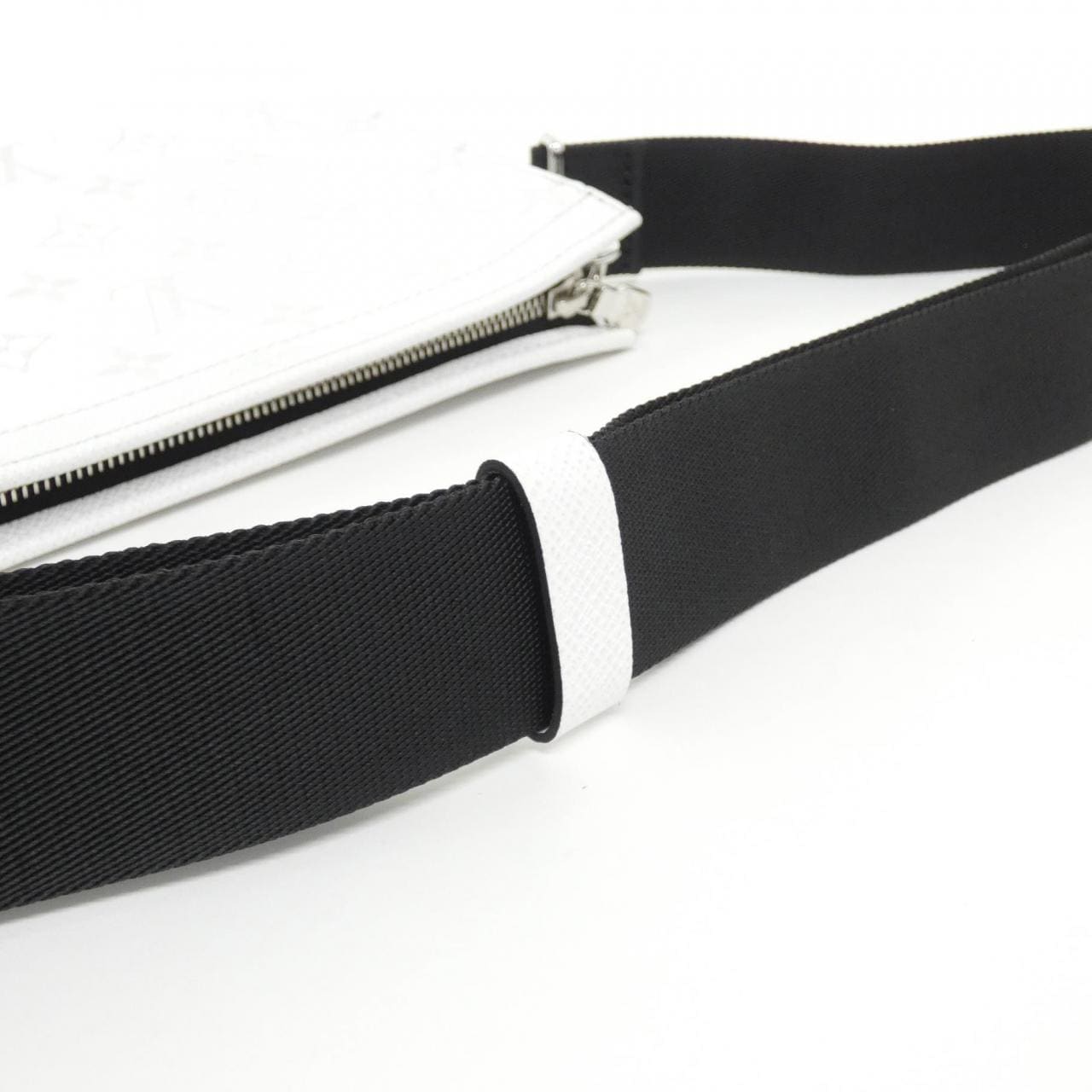 Louis_Vuitton_Taiga_Lama_Gaston_Wearable_Wallet_M30935_Shoulder_Bag_7