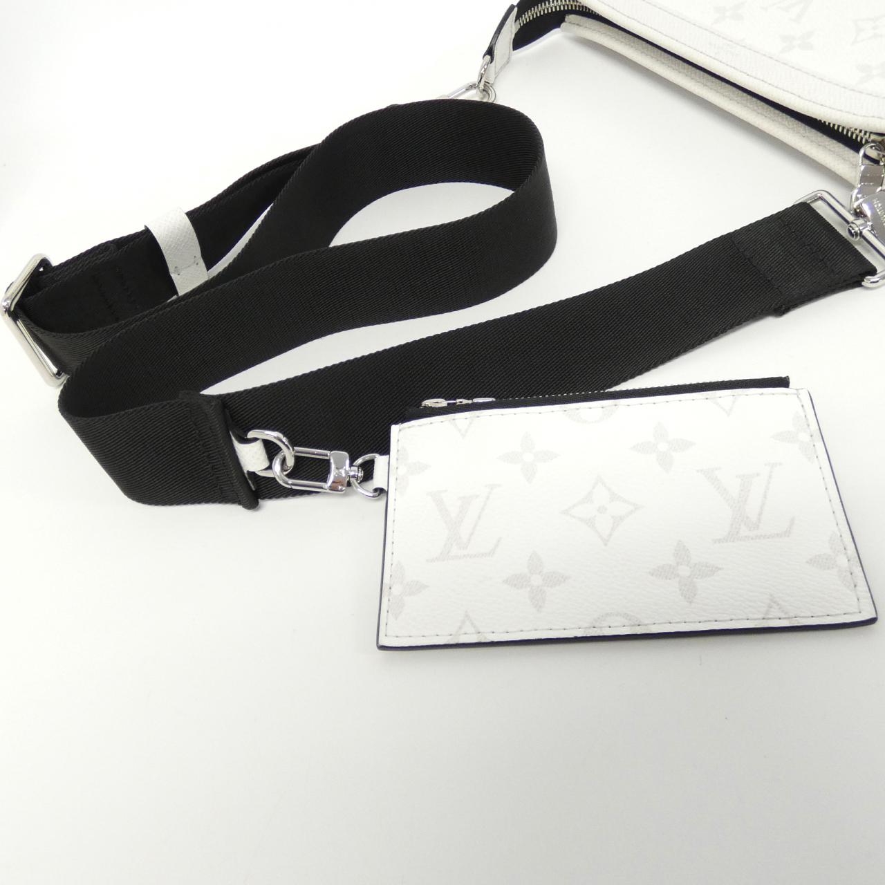 Louis_Vuitton_Taiga_Lama_Gaston_Wearable_Wallet_M30935_Shoulder_Bag_7