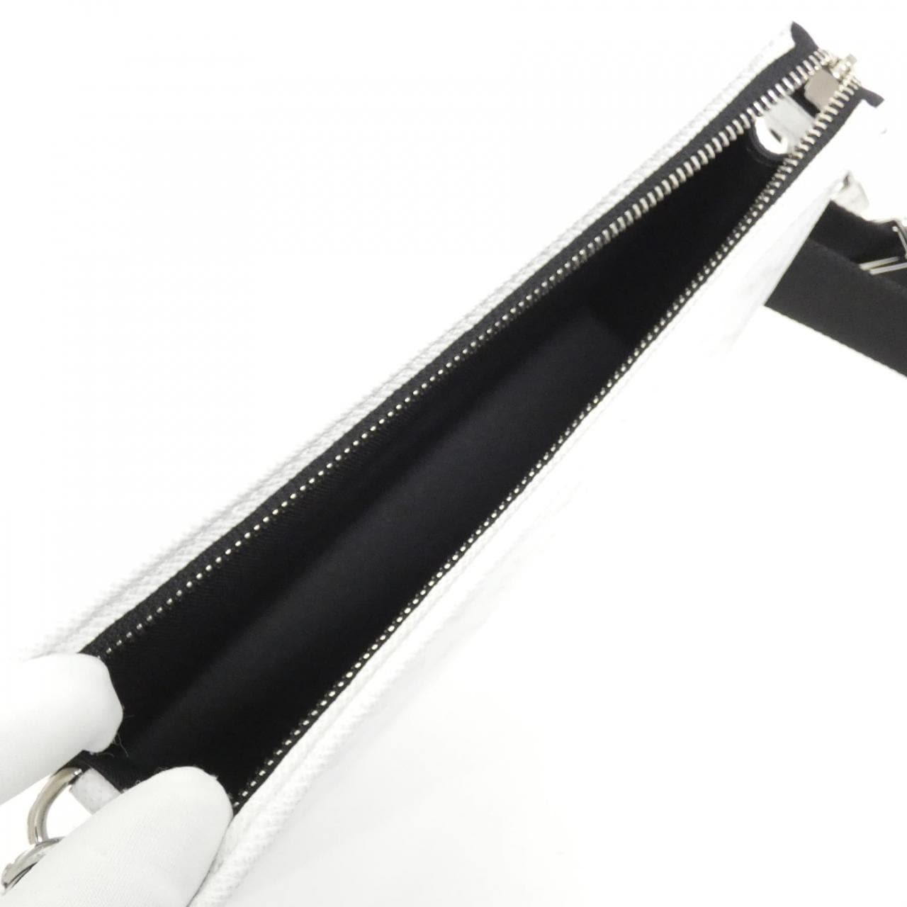 Louis_Vuitton_Taiga_Lama_Gaston_Wearable_Wallet_M30935_Shoulder_Bag_8