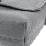 Louis_Vuitton_Taïga_Monogram_S-Cape_Messenger_M23741_Shoulder_Bag_3