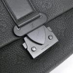 Louis_Vuitton_Taïga_Monogram_S-Cape_Messenger_M23741_Shoulder_Bag_4