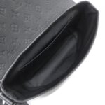 Louis_Vuitton_Taïga_Monogram_S-Cape_Messenger_M23741_Shoulder_Bag_6