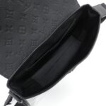 Louis_Vuitton_Taïga_Monogram_S-Cape_Messenger_M23741_Shoulder_Bag_8