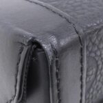 Louis_Vuitton_Taïga_Monogram_Vertical_Trunk_Wearable_Wallet_M82070_Shoulder_Bag_4