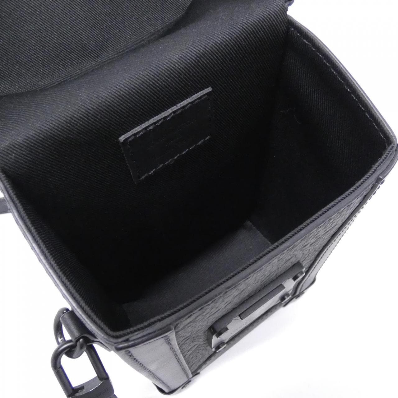 Louis_Vuitton_Taïga_Monogram_Vertical_Trunk_Wearable_Wallet_M82070_Shoulder_Bag_7