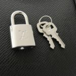 Louis_Vuitton_Taiga_Porte_Documents_Voyage_M30925_Bag_4