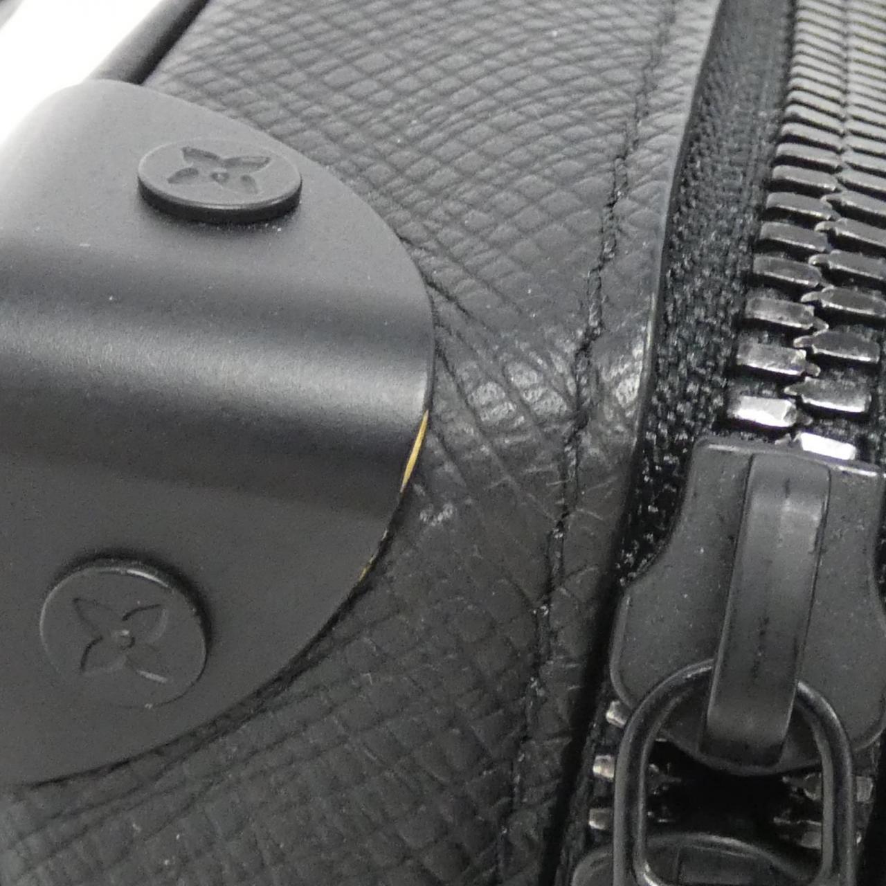 Louis_Vuitton_Taiga_Rainbow_Color_Mini_Soft_Trunk_M30351_Shoulder_Bag_3