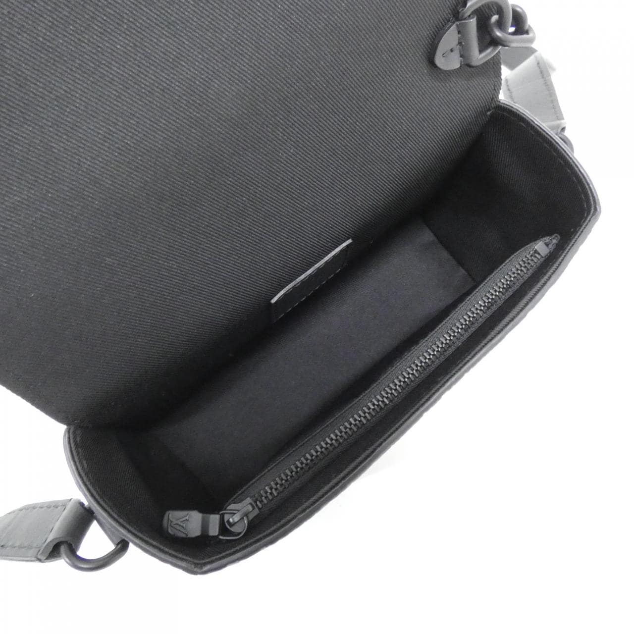 Louis_Vuitton_Trianon_Monogram_Steamer_Wearable_Wallet_M81746_Shoulder_Bag_6