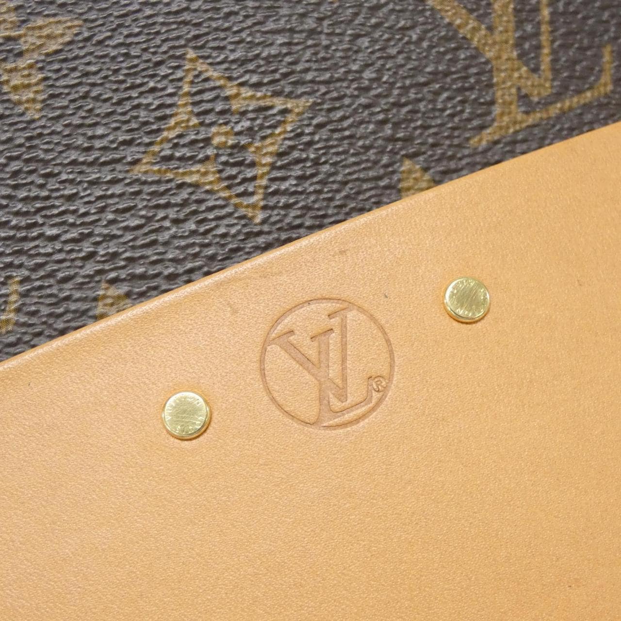 Louis_Vuitton_Monogram_Boite_Chapeau_Souple_MM_M45647_Shoulder_Bag_2