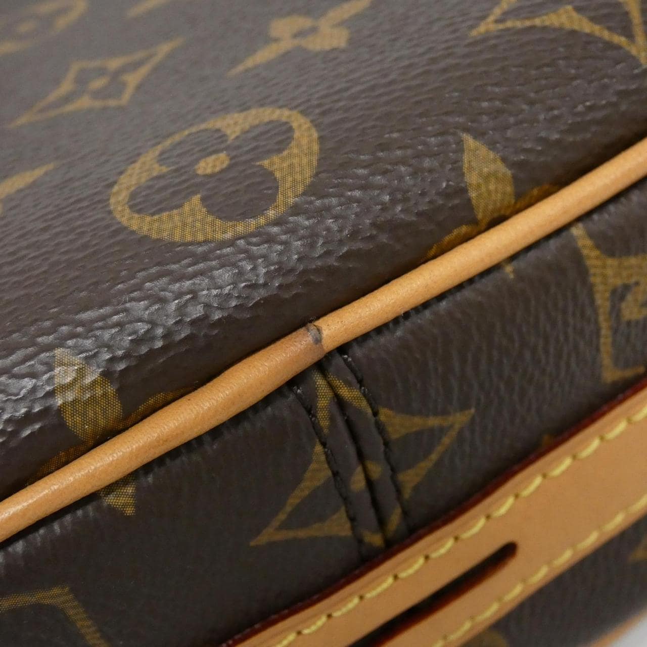 Louis_Vuitton_Monogram_Boite_Chapeau_Souple_MM_M45647_Shoulder_Bag_3