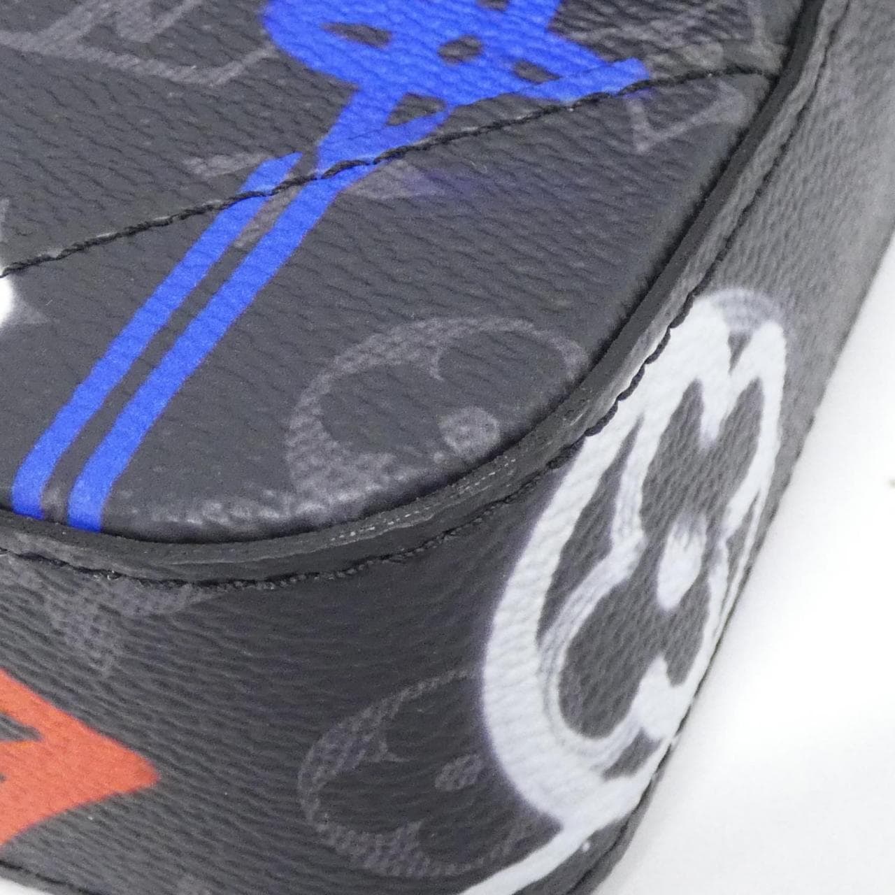 Louis_Vuitton_Monogram_Eclipse_LV_Graffiti_Trio_Messenger_M21396_Shoulder_Bag_3