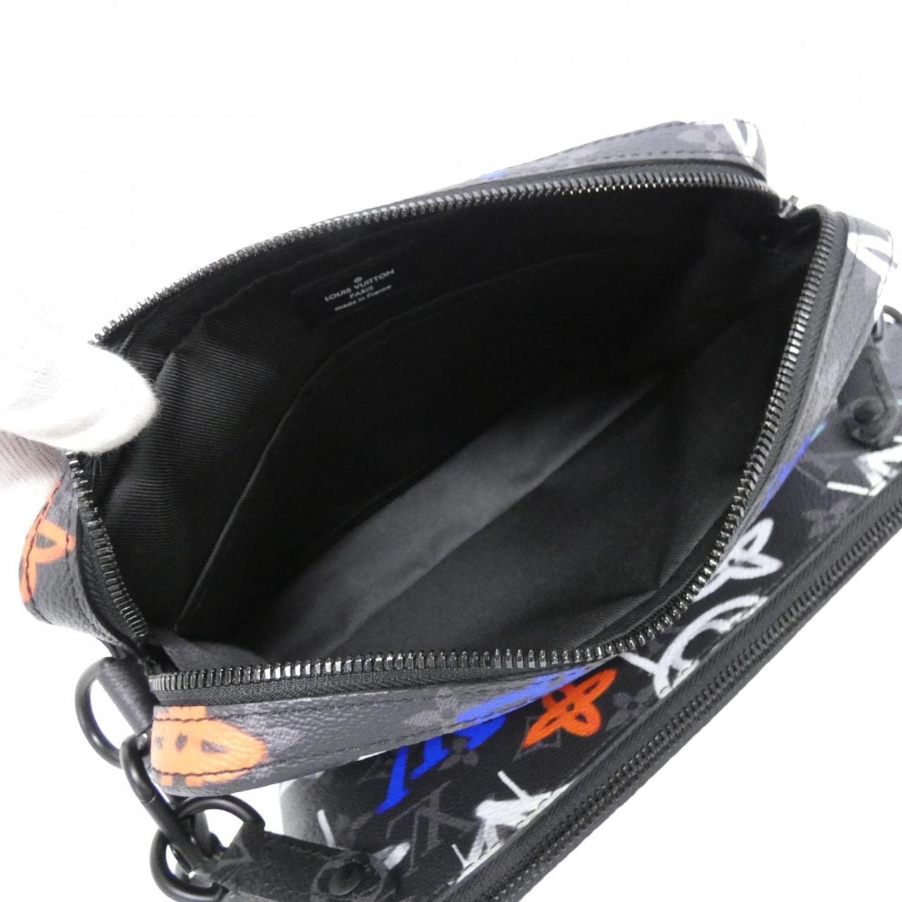 Louis_Vuitton_Monogram_Eclipse_LV_Graffiti_Trio_Messenger_M21396_Shoulder_Bag_6