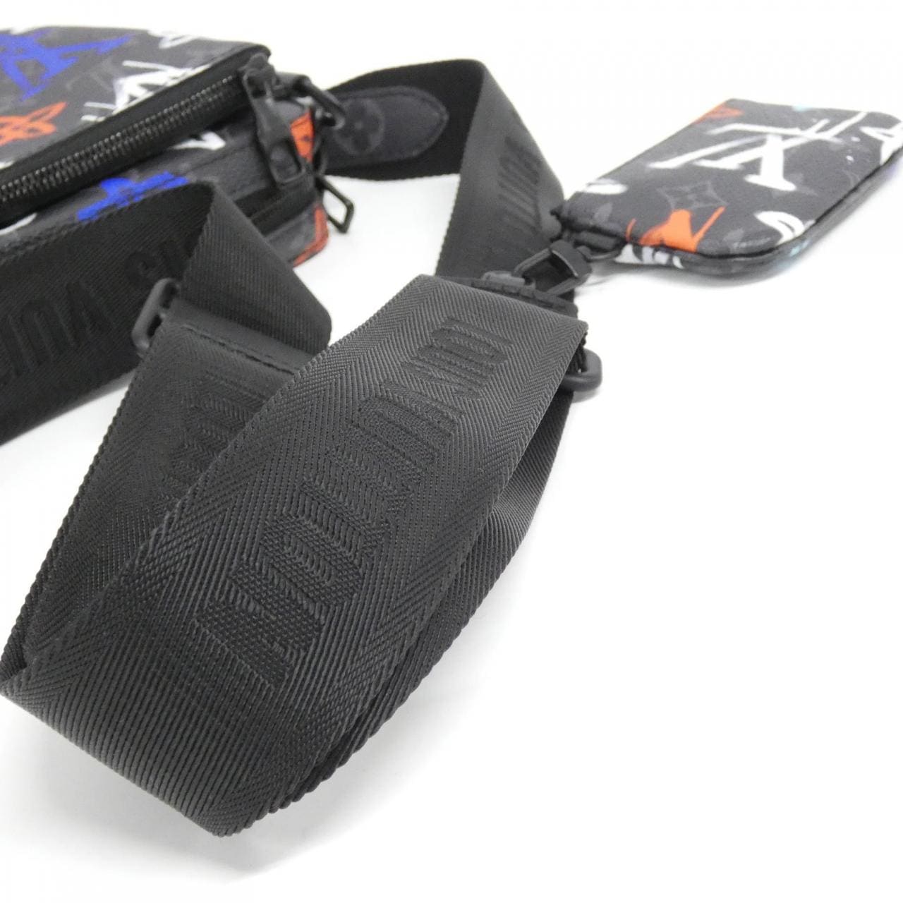 Louis_Vuitton_Monogram_Eclipse_LV_Graffiti_Trio_Messenger_M21396_Shoulder_Bag_7