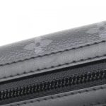 Louis_Vuitton_Monogram_Eclipse_Messenger_Voyage_PM_M12517_肩背袋_4