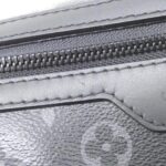 Louis_Vuitton_Monogram_Eclipse_Messenger_Voyage_PM_M12517_肩背袋_5