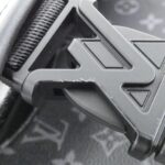 Louis_Vuitton_Monogram_Eclipse_Messenger_Voyage_PM_M12517_肩背袋_6